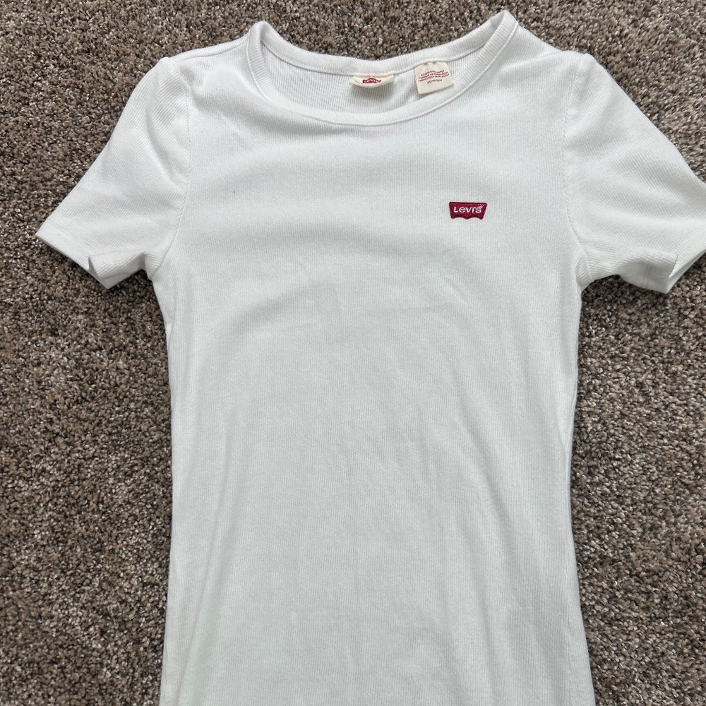 White Levi's baby tee SIZE XS